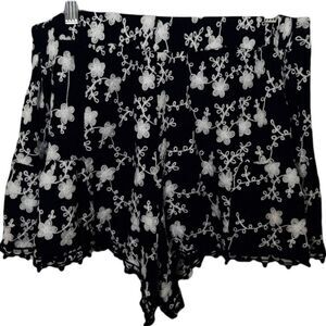 Altar'd State Floral Embroidered Shorts in Navy/White sz L